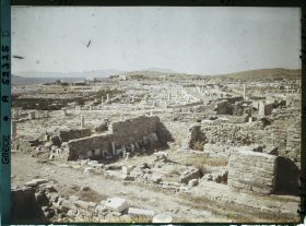 Image représentant Panorama sur la ville basse vers le nord, les quartiers du Hieron (sanctuaire d'Apollon) et plus loin, le Lac Sacré