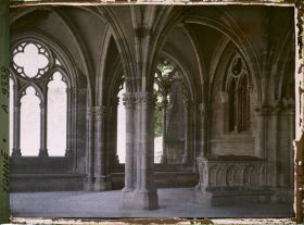 Image représentant France, St Père, Le porche postérieur à l'Eglise qui est du XIIIe (gothique bourguignon) le tombeau du XIIIe