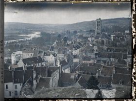 Image représentant Vue prise du coin ouest de la terrasse du château, la tour de Saint-Crépin et la Marne