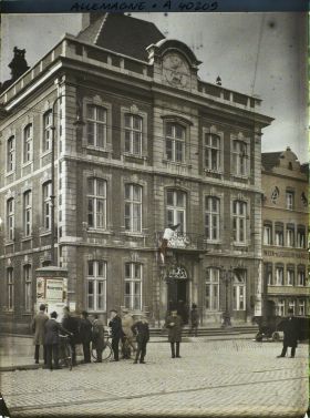 Image représentant Prusse, Düren, Hôtel de Ville avec drapeau Rhénan