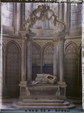 Image représentant L'autel de l'absidiole de la cathédrale endommagé par les bombardements