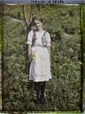 Image représentant Costume traditionnel de jeune fille