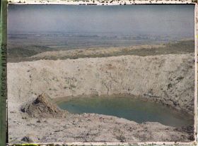 Image représentant France, Sur la Crête des Eparges, Panorama de la Woëvre, au fond le village de Fresnes, au 1er plan, trou de mine