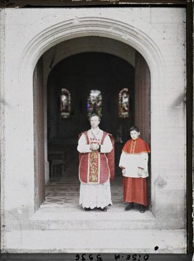 Image représentant Le curé de Chevincourt devant son église