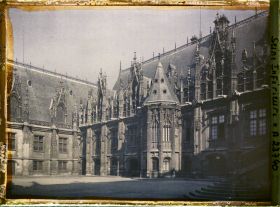 Image représentant Le palais de justice vu de la cour