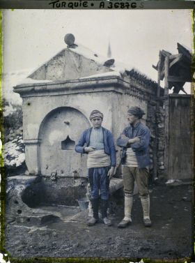 Image représentant Deux hommes devant une fontaine