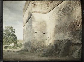 Image représentant Le détail du socle de schistes sériciteux, les arcs et les croix de briques