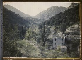 Image représentant Habitation et cultures en terrasses dans la vallée arborée
