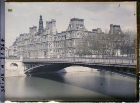Image représentant L'hôtel de ville et le pont d'Arcole vus du quai de la Corse