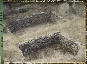 Image représentant Sur l'Acropole à l'ouest, le "Cercle des tombes", cimetière royal