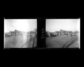 Image représentant La porte à trois passages qui donne sur Jingshan dongdajie ("avenue à l'Est de la Montagne de la Contemplation") à l'extrémité nord de Beichizi ("section Nord des Douves")