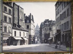 Image représentant La rue du Haut-Pavé au carrefour des rues de la Bûcherie à droite, des Grands-Degrés à gauche et Frédéric-Sauton en face, en direction du Panthéon