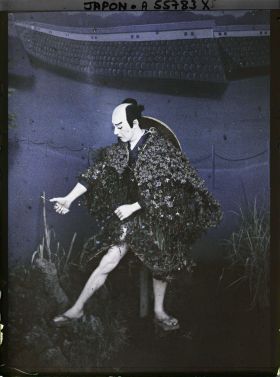 Image représentant jardin Horikiri : ningyô (poupée) exposée durant la floraison des iris