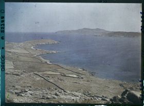 Image représentant Partie nord de Delos et à droite, l'Ile de Mykonos, vue prise du Cynthe