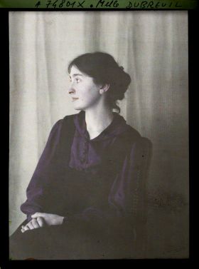 Image représentant https://musee-albert-kahn.s-museum.fr/home/NWQ2OTAwYzNmYjZlZTk1ZWQwODJmMjY4L2dlbmVyaWMtbm90aWNlLXRhYi9hdXRob3JpdHkvNjE3YTc5ZjVjZjhiODk2OGIzMzM3ZDIx/5d6900c3fb6ee95ed082f268/generic-notice-tab/authority/617a79ebcf8b8968b3336be8 Mademoiselle Dubreuilh