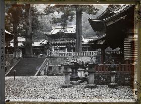 Image représentant La porte des "Rayons du Soleil ou du Crépuscule" (Yômeimon ou Higurashimon) vue de la première cour du sancturaire Tôshôgû