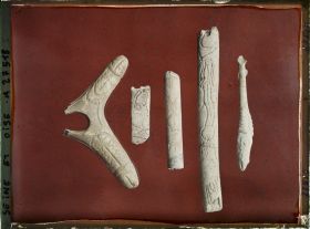 Image représentant France, St Germain-en-Laye, La Madeleine-Objet Phallique avec tête de renne 56879. Petite tête de Cheval 56883