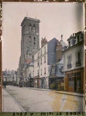 Image représentant Les boutiques de la rue de Châteauneuf et la tour Charlemagne