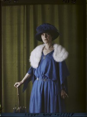 Image représentant https://musee-albert-kahn.s-museum.fr/home/NWQ2OTAwYzNmYjZlZTk1ZWQwODJmMjY4L2dlbmVyaWMtbm90aWNlLXRhYi9hdXRob3JpdHkvNjE3YTc5ZjVjZjhiODk2OGIzMzM3ZDIx/5d6900c3fb6ee95ed082f268/generic-notice-tab/authority/617a79ebcf8b8968b333712a Mademoiselle Lardy