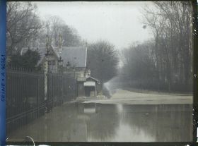 Image représentant Inondations à la grille d'entrée du bois de Boulogne, boulevard de Boulogne (actuel boulevard Anatole-France)