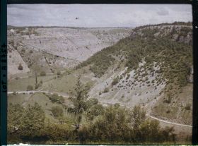 Image représentant France, Roc-Amadour, Les 2 versants de l'Alzou avec la surface supe du Causse, à dr. les petits chênes truffiers