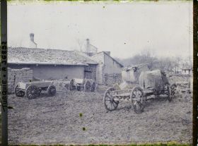 Image représentant Cour de ferme : trois chariots