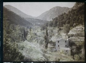 Image représentant Habitation et cultures en terrasses dans la vallée arborée