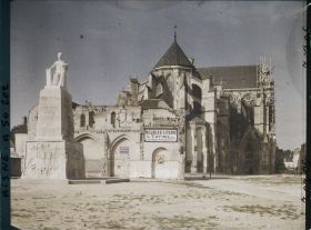 Image représentant France, Soissons, Abside Cathédrale et Monumt aux Morts