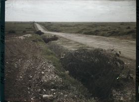 Image représentant France, Ecurie, Route Béthune Arras et barbelés sortis des Champs
