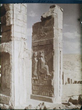 Image représentant Le Tripylon, bas-relief représentant Darius sur son trône devant Xerxès en prince couronné, sous le symbole ailé d'Ahura Mazda et soutenus par les 28 nations vassales