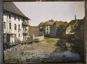 Image représentant Vue des bords de la Doller vers l'aval, au fond la mairie et le pont