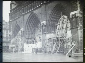 Image représentant Démantèlement des protections anti-bombardement des portails de Notre-Dame de Paris