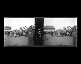 Image représentant Donganmen dajie ("avenue de la Porte de la Paix de l'Est") et Donghuamen ("porte Fleurie de l'Est"), la porte orientale de Zijincheng ("cité Pourpre Interdite")