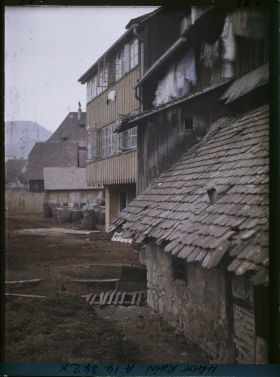 Image représentant Alsace, Massevaux, Le Vieux toit du fabricant de chaises et l'étalage du tan de la tannerie