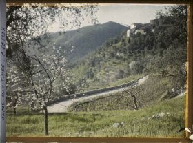 Image représentant La route arrivant au village