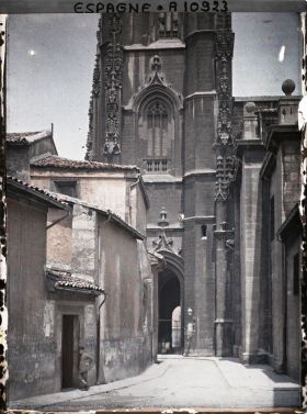 Image représentant Espagne, Oviedo, Le bas de la tour de la Cathédrale et le porche vu de côté.