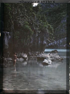 Image représentant Un baigneur devant la Grotte de la Surprise (Port Bayard)