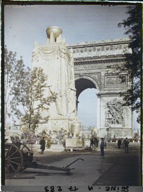 Image représentant Le Cénotaphe dédié aux morts pour la patrie pour les fêtes de la Victoire des 13 et 14 juillet et l'Arc de Triomphe
