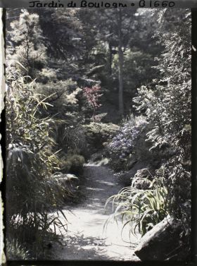 Image représentant Chemin du " village japonais " proche de la porte ouvrant sur le " sanctuaire japonais "