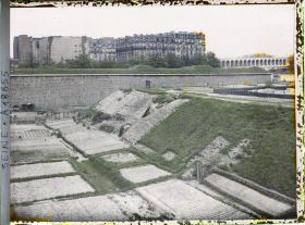 Image représentant Les jardins ouvriers aux pieds des fortifications, près du viaduc du Point-du-Jour