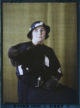 Image représentant https://musee-albert-kahn.s-museum.fr/home/NWQ2OTAwYzNmYjZlZTk1ZWQwODJmMjY4L2dlbmVyaWMtbm90aWNlLXRhYi9hdXRob3JpdHkvNjE3YTc5ZjVjZjhiODk2OGIzMzM3ZDIx/5d6900c3fb6ee95ed082f268/generic-notice-tab/authority/617a79ebcf8b8968b333708e Madame Krone