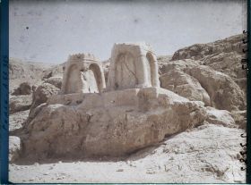 Image représentant Aménagements funéraires (autels du feu ? ostothèques ?) pour le culte d'Ahura Mazda, dominant le Kuh-e Hussein