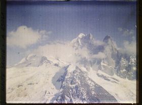 Image représentant France Les Alpes, Vue prise de la Flégère. Nuage envahissant le sommet de l'aiguille Verte