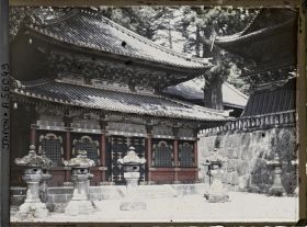 Image représentant La bibliothèque sacrée ou Kyôzô du sanctuaire Tôshôgû, en haut à droite le Kôrô