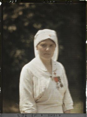 Image représentant L'infirmière major de Vauxbuin, Mademoiselle Anne-Marie Canton Bacara avec ses décorations