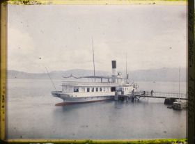 Image représentant Le bateau à roues à aubes Italie à quai