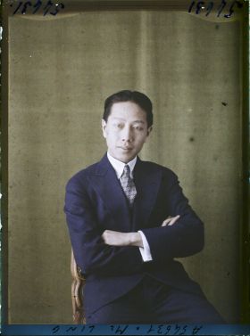 Image représentant https://musee-albert-kahn.s-museum.fr/home/NWQ2OTAwYzNmYjZlZTk1ZWQwODJmMjY4L2dlbmVyaWMtbm90aWNlLXRhYi9hdXRob3JpdHkvNjE3YTc5ZjVjZjhiODk2OGIzMzM3ZDIx/5d6900c3fb6ee95ed082f268/generic-notice-tab/authority/617a79eacf8b8968b33365af Monsieur Ling