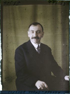 Image représentant https://musee-albert-kahn.s-museum.fr/home/NWQ2OTAwYzNmYjZlZTk1ZWQwODJmMjY4L2dlbmVyaWMtbm90aWNlLXRhYi9hdXRob3JpdHkvNjE3YTc5ZjVjZjhiODk2OGIzMzM3ZDIx/5d6900c3fb6ee95ed082f268/generic-notice-tab/authority/617a79ebcf8b8968b3336bd8 Monsieur Edgar Dreyfus