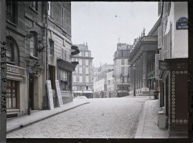 Image représentant La rue Regnard et la place de l'Odéon vues de la rue de Condé