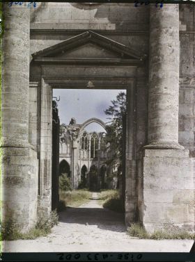 Image représentant France, Ourscamp, Ruines de l'Abbaye d'Ourscamps :  la façade Louis XIV et dans le fond, Ch?ur de l'Abbaye